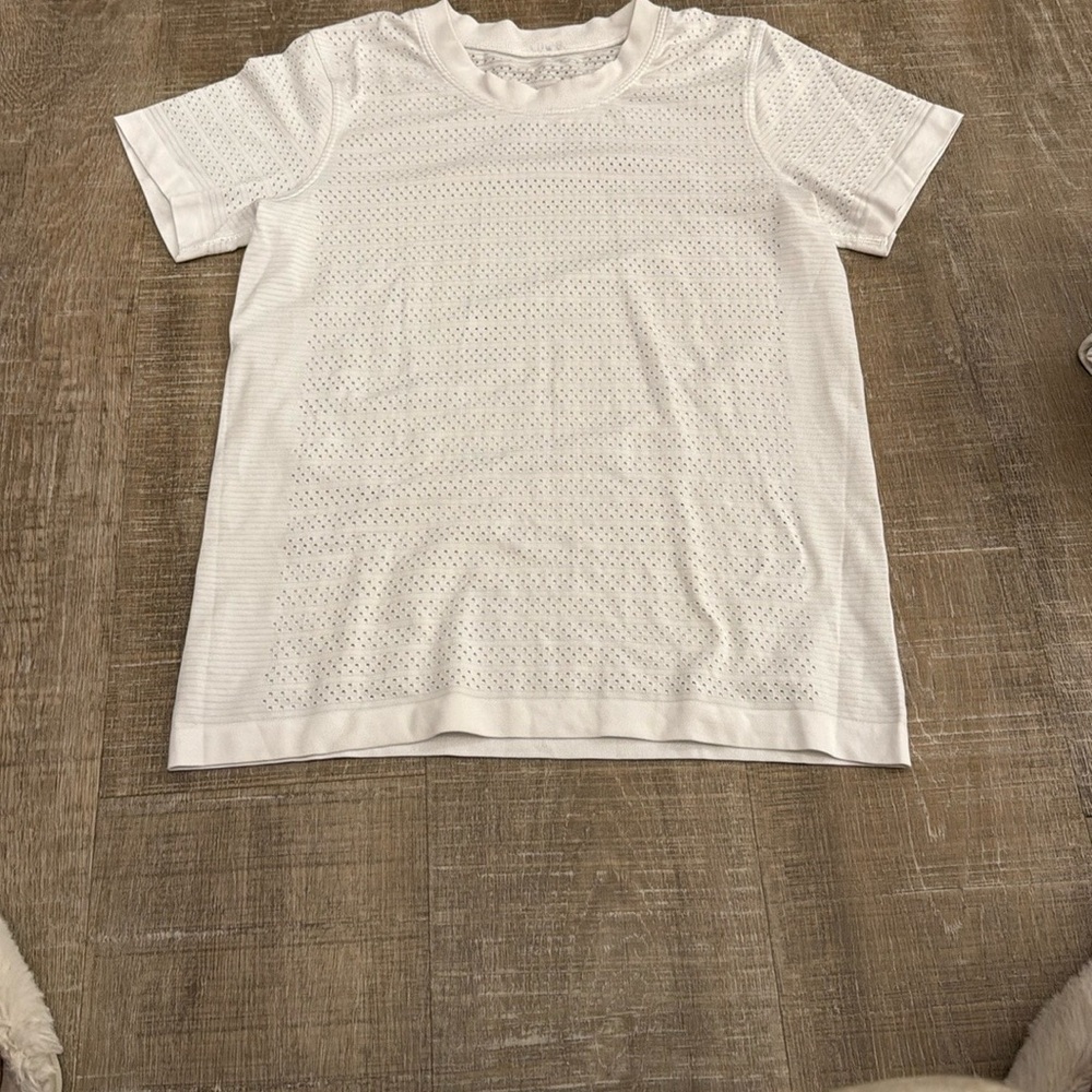 Lululemon Swiftly Breathe White Perforated Short Sleeve T-Shirt Size